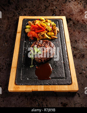 Gereift Argentinischen ribeye Steak mit gegrilltem Gemüse und Barbecue Sauce Stockfoto