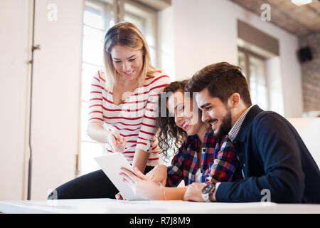 Bild von jungen Architekten diskutieren im Büro Stockfoto