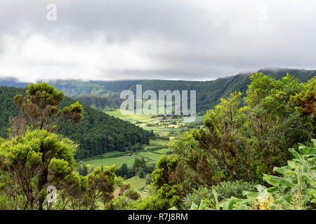 Natürliche Sicht der Teil der gewaltigen Sete Sidades Caldera mit dem kleineren Alferes Caldera in der unten links. Stockfoto