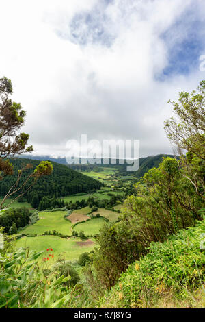 Wunderschöne Aussicht auf Ackerland auf dem Talboden des Sete Cidades Caldera auf Sao Miguel, Azoren. Stockfoto