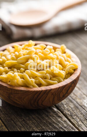 Ungekocht gemelli Pasta in Houten. Stockfoto