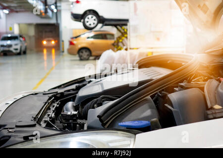 Auto Repair Station mit Weichzeichner und über Licht im Hintergrund Stockfoto