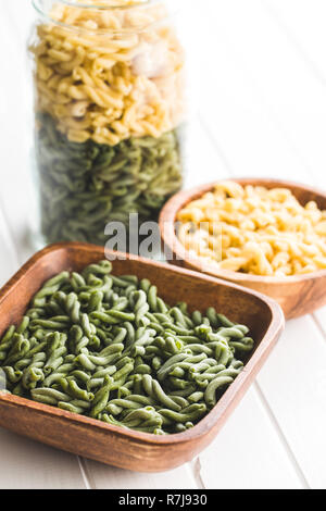 Nicht gegartem Spinat gemelli Pasta in Houten. Stockfoto
