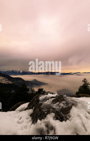 Nebel im Sonnenaufgang Blick vom Gipfel des Berges Stockfoto