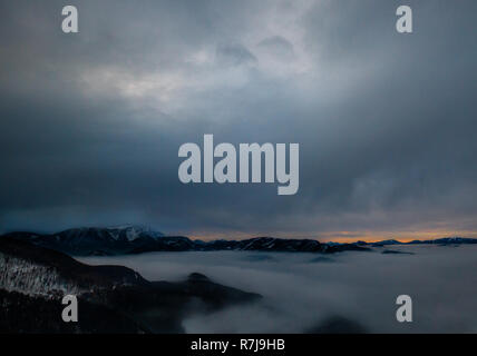 Nebel im Sonnenaufgang Blick vom Gipfel des Berges Stockfoto