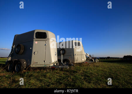 Horse transport Kisten stehen auf einem Feld Stockfoto