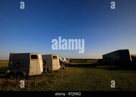 Horse transport Kisten stehen auf einem Feld Stockfoto