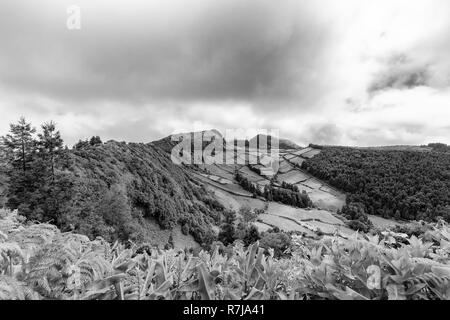 Schöne schwarze und weiße Blick auf die Kante des Sete Cidades Caldera auf Sao Miguel auf den Azoren. Stockfoto