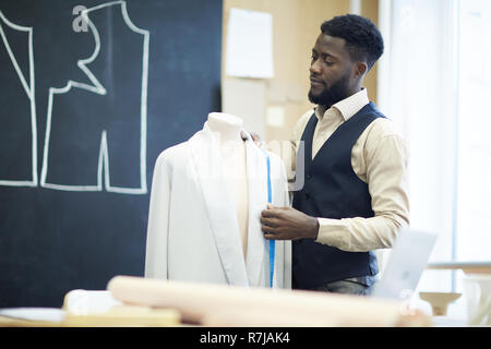 Ernsthafte stattlichen Maßgeschneiderte Arbeiten an Jacke design Stockfoto