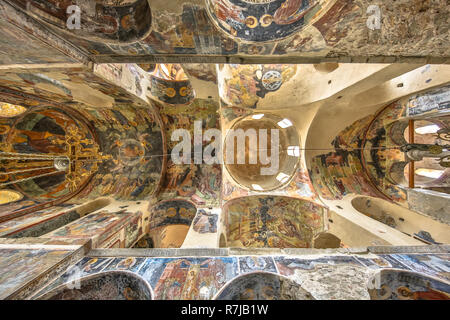 Innenraum der Kirche mit Fresken in Mystras Kloster auf der Halbinsel Peloponnes in Griechenland Stockfoto