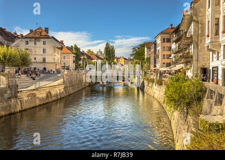 LJUBLJANA, Slowenien, 11. AUGUST 2017: Stadtbild Blick auf Fluss Ljubljanica Kanal in Ljubljana Altstadt Stockfoto