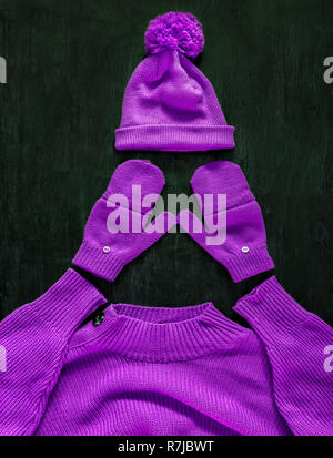 Kappe mit pompon, Handschuhe, Pullover in rosa-rot-manzhent-lila Farbe auf einem dunklen Hintergrund. Ansicht von oben, flach. Konzept stilvolle Jugend warmen Herbst - Stockfoto