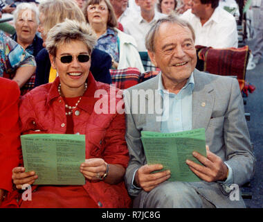 Stikkan Andersson songwriter zusammen mit ABBAs Benny Andersson und Björn Ulvaeus, im Bild zusammen mit Tochter Marie Fernsehproduktion Publikum Stockfoto