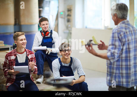 Aufgeregt Zimmerei Studenten lachen während interessante Klasse Stockfoto