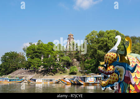 Ansicht der Thien Mu Pagode von einem Touristen Drachenboot Segeln auf dem Song Huong oder Parfum Fluss. , Thua Thien Hue - Hue, Vietnam, Asien Stockfoto