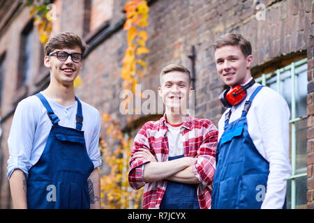 Fröhlicher junger Arbeiter in Uniform im Freien Stockfoto