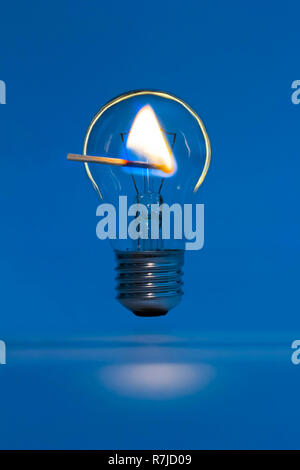 Lighted Match auf einem Hintergrund der Lampe im Dunkeln Stockfoto