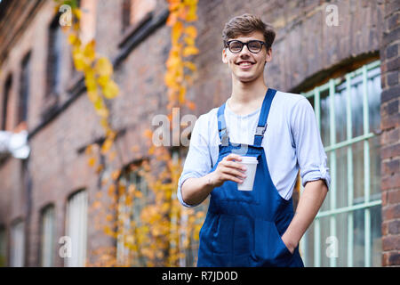Stattliche Arbeiter trinken Kaffee im Freien Stockfoto