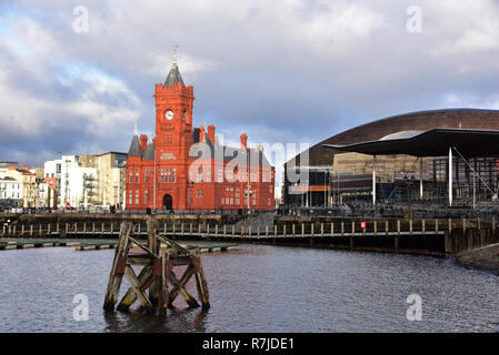 Bilder zeigen die Cardiff Bay, Mermaid Quay, St David's Hotel & Spa und der pierhead Building. Auch dargestellt ist Teil der Senedd und WMC Stockfoto