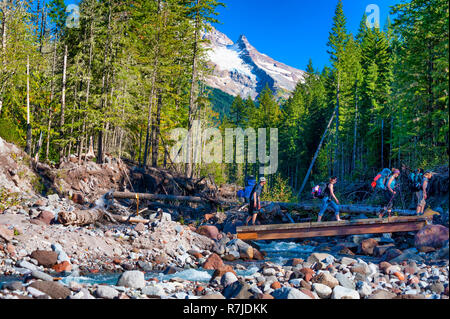 Regierung Camp, Oregon, USA - 25. September 2010: Backpackers die Fußgängerbrücke überqueren Sie die Leiter der Sandigen in Mt. Hood National Forest. Stockfoto