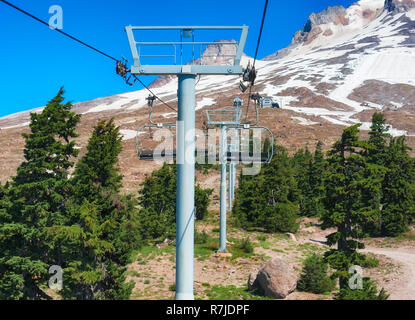 Regierung Camp, Oregon, USA - 17. August 2010: Skilifte in Betrieb und im August für den Sommer Skifahrer, Snowboarder, Wanderer an der Baumgrenze Stockfoto