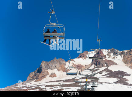 Regierung Camp, Oregon, USA - 17. August 2010: Snowboarder und Skifahrer Fahrt mit dem Aufzug in Timberline Lodge einige Sommer Skifahren und Boarden. Stockfoto