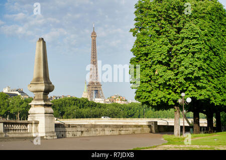 PARIS, Frankreich, 26. MAI 2018: Blick auf den Eiffelturm von der Seine Damm Stockfoto