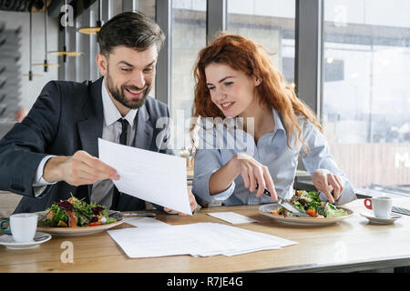 Geschäftsleute in Business Lunch im Restaurant sitzen Essen Mann, Frau Dokument Bedingungen glücklich Stockfoto