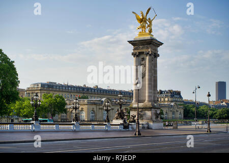 PARIS, Frankreich, 26. MAI 2018: Spalten mit Statuen auf der Pont Alexandre III Stockfoto