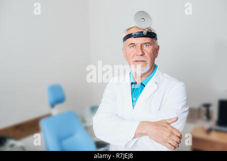 Portrait von leitenden HNO-Arzt an der Medizinischen Büro Stockfoto