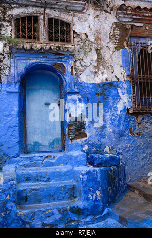 Marokko, Fes, blaue Stadt, Medina, blau lackierte Treppe Eingang zu Haus Stockfoto