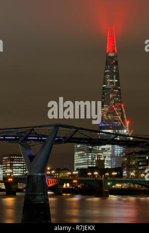 London, Großbritannien. 3. Dezember 2018. Der Shard London Christmas Light Show 2018, die Millennium Bridge steht im Vordergrund, eine nächtliche langen Belichtungszeit. Stockfoto