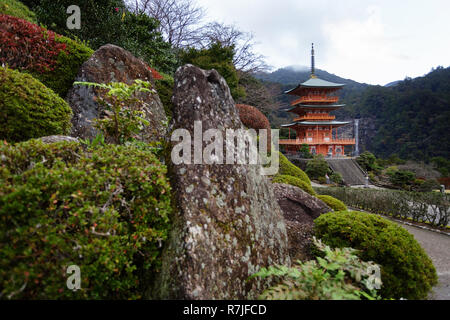 Nachisan Seiganto-ji-Pagode in Kumano Nachi Schrein mit Nachi fällt im Hintergrund, Wakayama, Japan, Asien Stockfoto