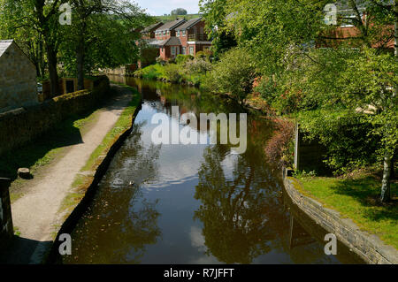 Häuser durch den schmalen Kanal in Friezland Hudderfield Saddleworth Moor, Oldham Stockfoto