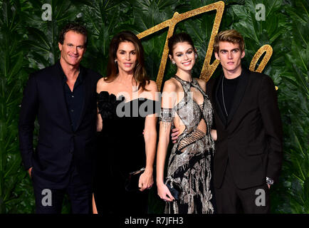 Rande Gerber, Cindy Crawford, Kaia Gerber und Presley Gerber an der Fashion Awards gemeinsam mit Swarovski in der Royal Albert Hall, Kensington Gore, London statt. Stockfoto