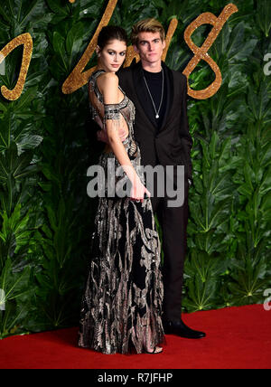 Kaia Gerber und Presley Gerber an der Fashion Awards gemeinsam mit Swarovski in der Royal Albert Hall, Kensington Gore, London statt. Stockfoto