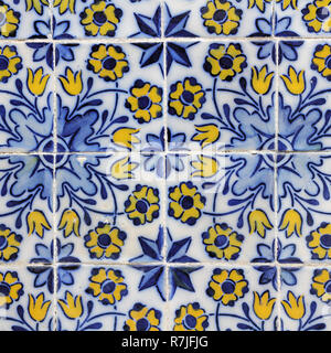 Azulejos, Barock bemalten Dose - Glasierte keramische Fliese - Arbeit in Funchal. Stockfoto