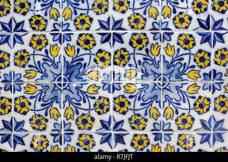 Azulejos, Barock bemalten Dose - Glasierte keramische Fliese - Arbeit in Funchal. Stockfoto