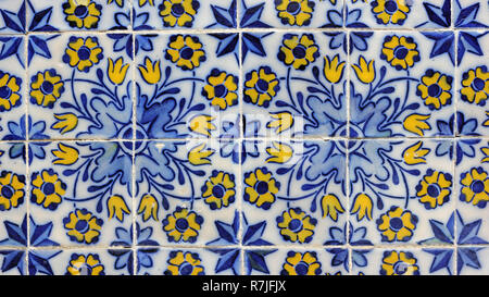 Azulejos, Barock bemalten Dose - Glasierte keramische Fliese - Arbeit in Funchal. Stockfoto