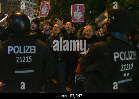 Berlin, Deutschland - 24. September 2017: Polizei und Demonstranten während der rechten Anti AfD Protest in der Nähe des Alexanderplatzes in Berlin. Stockfoto