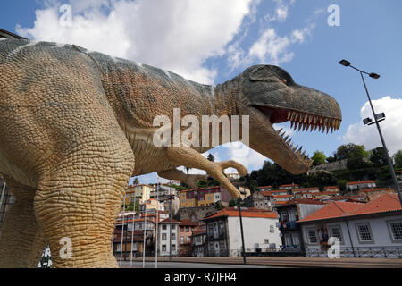 Riesige Dinosaurier T-Rex bei der Förderung eine Ausstellung der prähistorischen Tiere in Porto verwendet. Foto am 28. Mai 2013 getroffen. Stockfoto