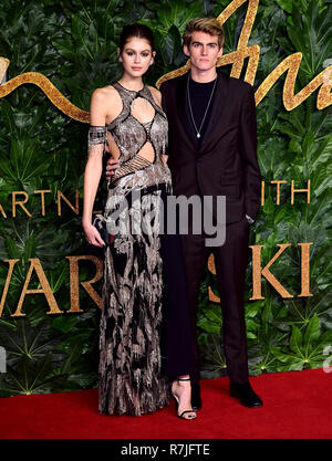 Kaia Gerber und Presley Gerber an der Fashion Awards gemeinsam mit Swarovski in der Royal Albert Hall, Kensington Gore, London statt. Stockfoto