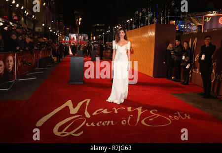 Gemma Chan erreicht das Europäische Premiere von Mary Queen of Scots bei Cineworld Leicester Square, London. Stockfoto