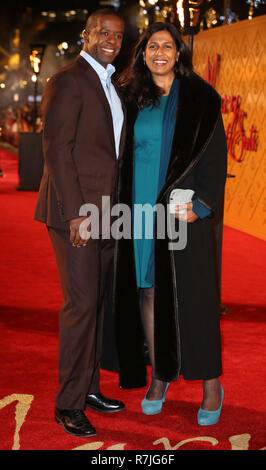 Adrian Lester mit seiner Frau Lolita Chakrabarti, wie sie in der Europäischen Erstaufführung von Mary Queen of Scots bei Cineworld Leicester Square, London ankommen. Stockfoto