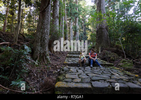 Mutter und Sohn auf Schritte in Kumano Kodo bei Daimon sitzen-zaka, einem heiligen Trail als UNESCO-Weltkulturerbe im Nachi, Wakayama, Japan bezeichnet. Stockfoto