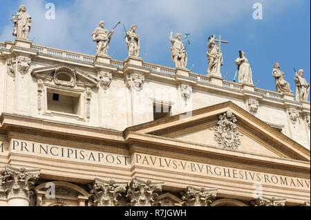 Jesus Christus und die Zwölf Apostel Statuen auf Carlo Maderno Fassade der italienischen Renaissance Papale Maggiore Basilica di San Pietro in Vaticano (Päpstliche Basi Stockfoto