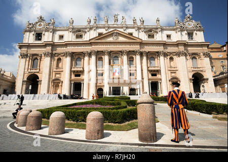 Mitglied der Päpstlichen Schweizergarde und Carlo Maderno Fassade der italienischen Renaissance Papale Maggiore Basilica di San Pietro in Vaticano (Päpstliche Basilikum Stockfoto