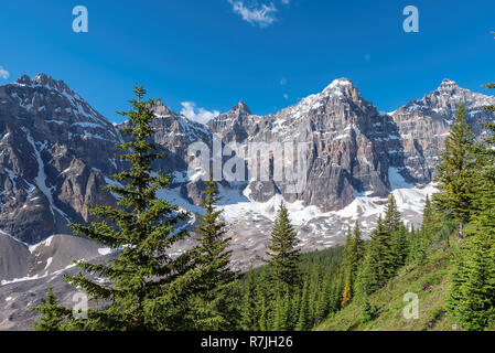 Die felsigen Berge mit schneebedeckten Gipfeln Stockfoto