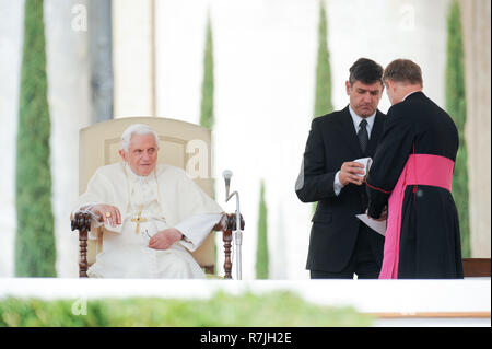 Papst Benedikt XVI. mit Kaplan Seiner Heiligkeit und sein Leitender Sekretär Georg Ganswein jeden Mittwoch während der Generalaudienz am St. Stockfoto