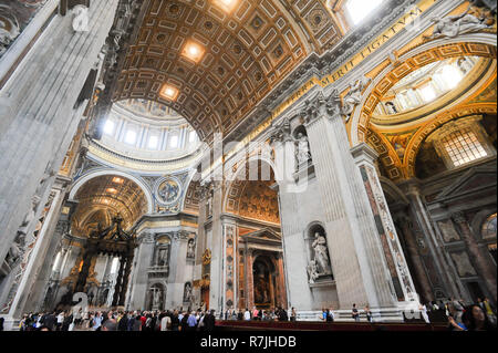 Michelangelo Kuppel, Barocke päpstliche Altar und Baldacchino von gianlorenzo Bernini und barocke Cattedra di San Pietro (Kathedra Petri oder Thron der Sa Stockfoto